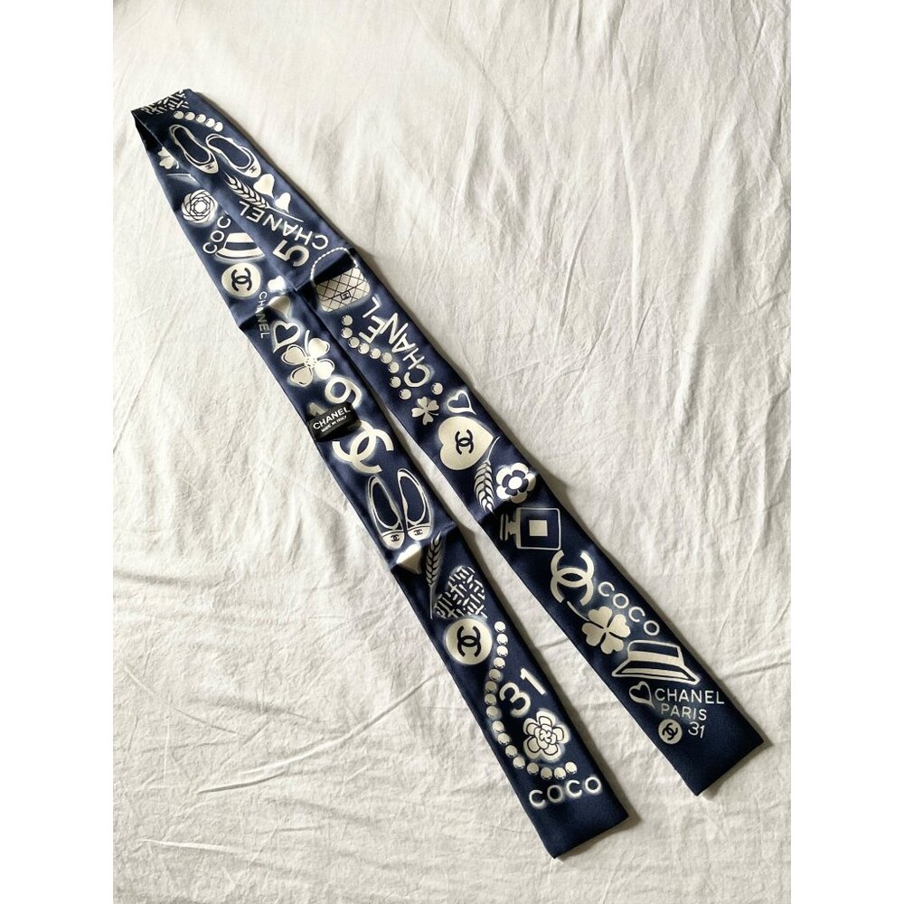 NWOT CHANEL blue white silk slim scarf headband purse logo flower hearts